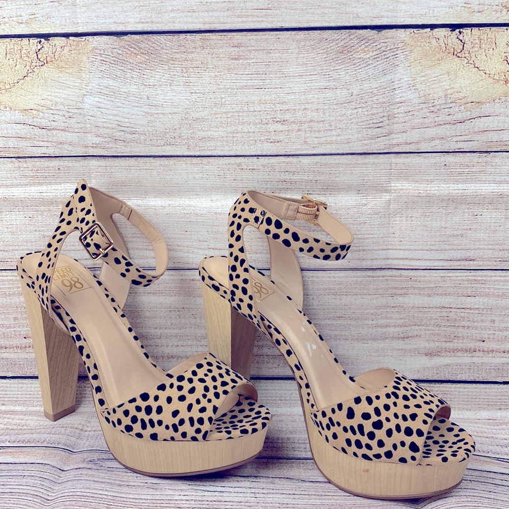 Gently used Leopard heels size 7